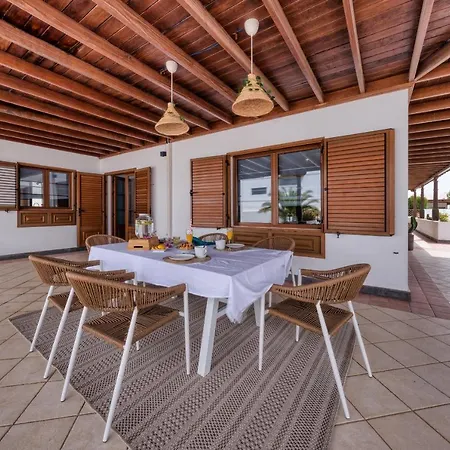 Holiday home Casa Guayre-private Pool, Barbecue, Air-con Puerto Calero