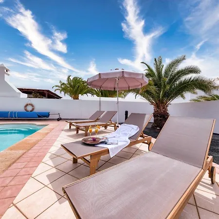 Holiday home Casa Guayre-private Pool, Barbecue, Air-con Puerto Calero